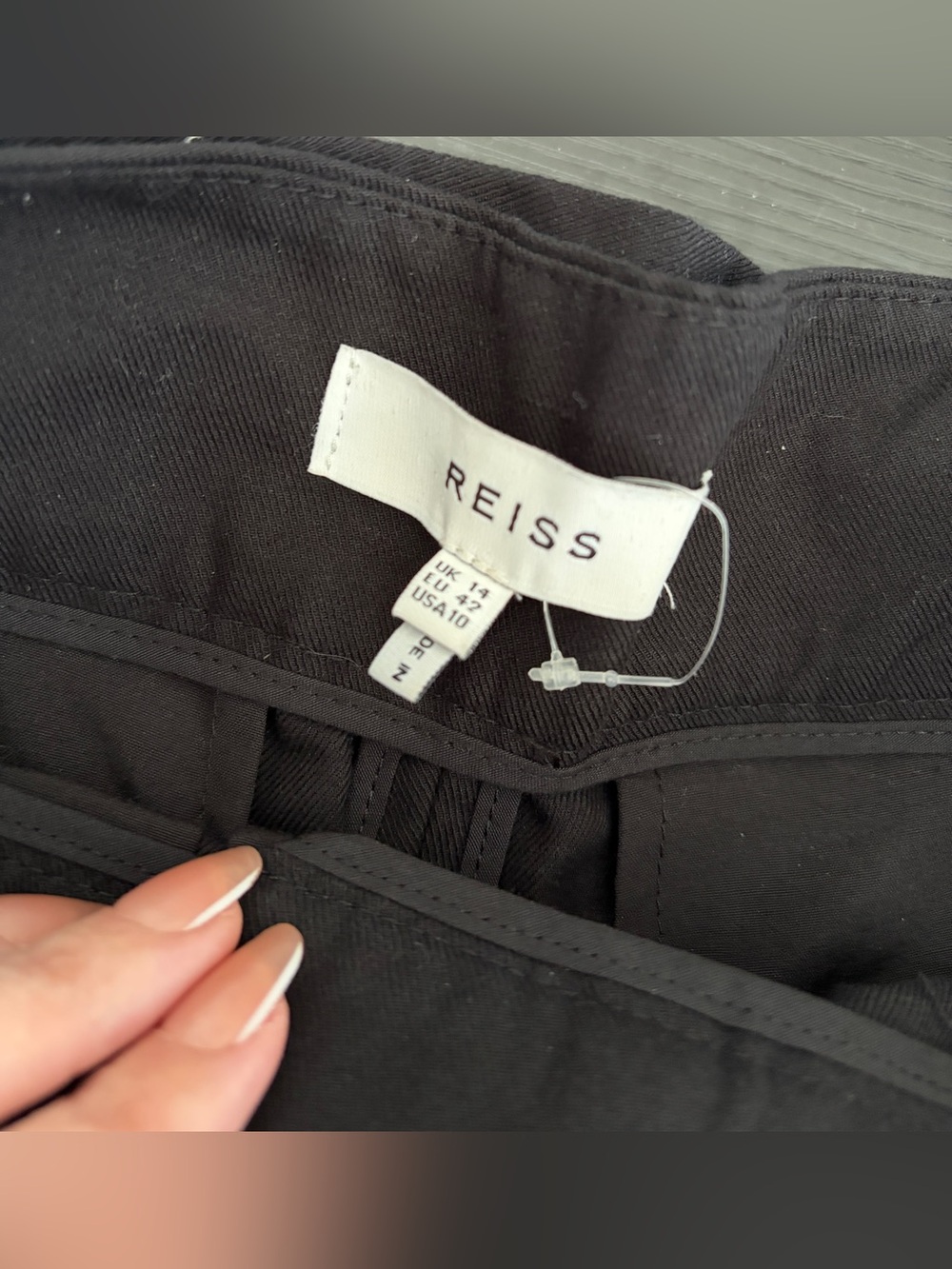 Reiss Women's Black Ottia Front Pleats High Waisted Belted Shorts
Size 10 - Picture 4 of 4